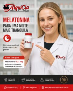 Composto Noite Tranquila 4 Farmacêutica da AlquiCia segurando e apontando para frasco de Melatonina 0,21 mg da fórmula Noite Tranquila em Porto Alegre.