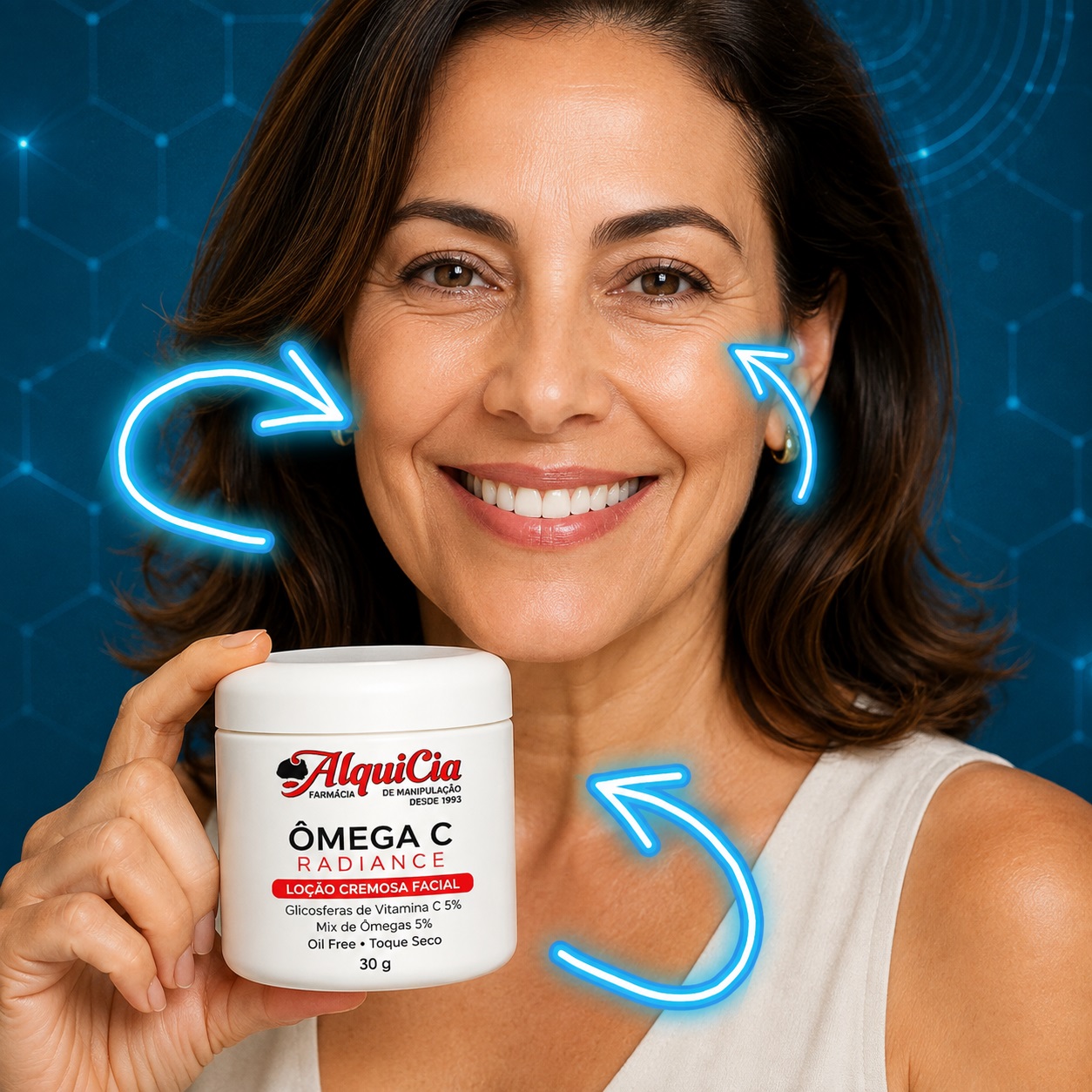 Ômega C Radiance – Loção Cremosa Facial com Vitamina C e Ômegas 3 Mulher 45+ segurando Ômega C Radiance, loção cremosa facial com Vitamina C e Mix de Ômegas da AlquiCia.